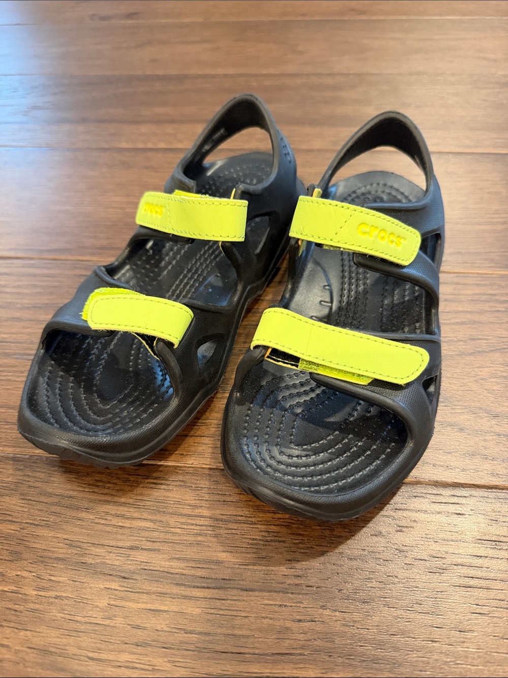 Crocs Swiftwater River Sandal Boys Size J1 Black/Volt Green - C56-004